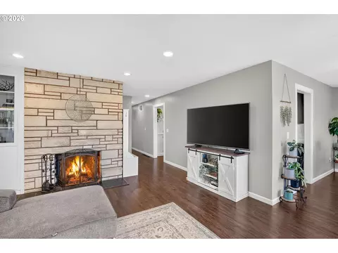 Living - 985 NW 3rd St, Gresham, OR 97030 photo 3 of 3