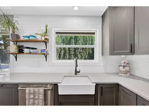 Kitchen - 985 NW 3rd St, Gresham, OR 97030 photo 4 of 4