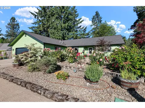 1255 Edgewater Ln, Cottage Grove, OR 97424