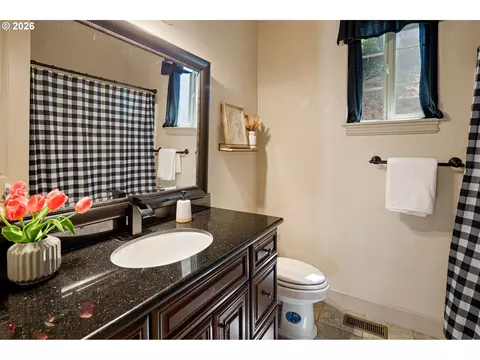 Bath - 3012 Ashley Loop, Eugene, OR 97405 photo 2 of 6