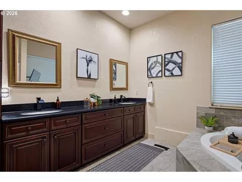Bath - 3012 Ashley Loop, Eugene, OR 97405 photo 3 of 6