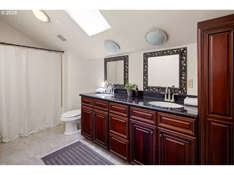 Bath - 3012 Ashley Loop, Eugene, OR 97405 photo 6 of 6