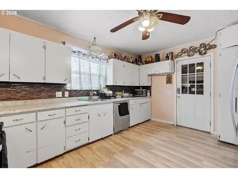 Kitchen - 2345 NE Division St, Gresham, OR 97030 photo 2 of 3