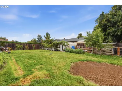 Exterior - 2345 NE Division St, Gresham, OR 97030 photo 11 of 12