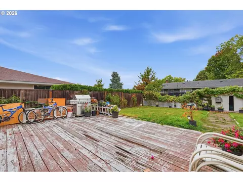 Exterior - 2345 NE Division St, Gresham, OR 97030 photo 6 of 12