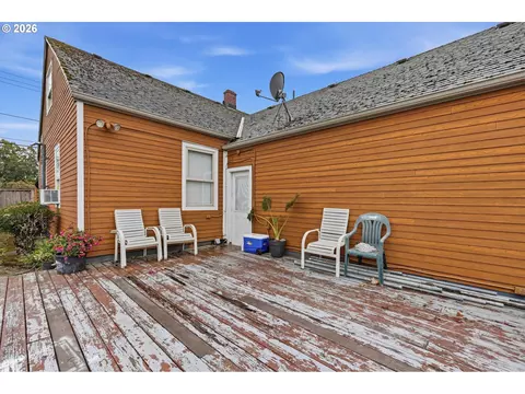 Exterior - 2345 NE Division St, Gresham, OR 97030 photo 5 of 12