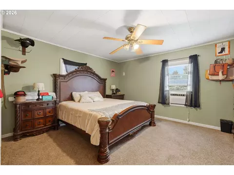 Bedroom - 2345 NE Division St, Gresham, OR 97030 photo 3 of 4
