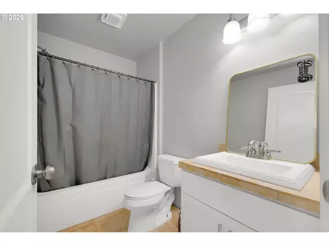 Bath - 2183 Ashbury Dr, Eugene, OR 97408 photo 3 of 3