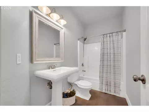 Bath - 2183 Ashbury Dr, Eugene, OR 97408 photo 2 of 3