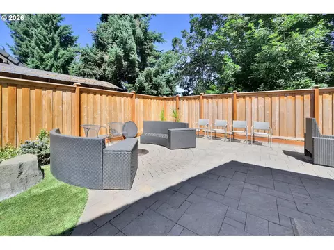 Exterior - 2183 Ashbury Dr, Eugene, OR 97408 photo 8 of 10