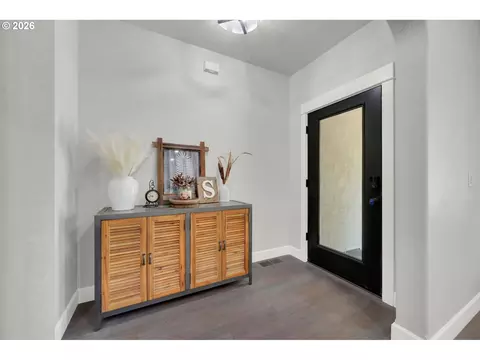 Entry Way - 2183 Ashbury Dr, Eugene, OR 97408 photo 1 of 3