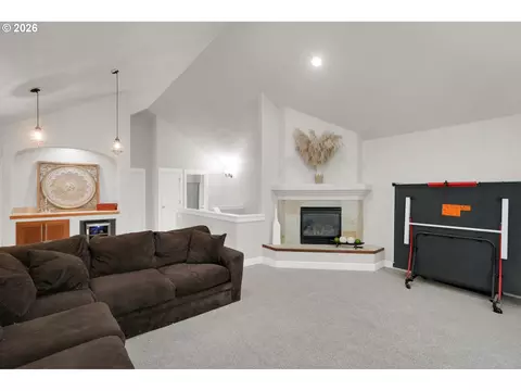 Living - 2183 Ashbury Dr, Eugene, OR 97408 photo 4 of 4
