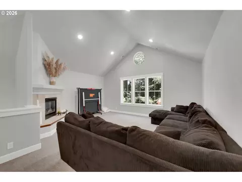 Living - 2183 Ashbury Dr, Eugene, OR 97408 photo 3 of 4
