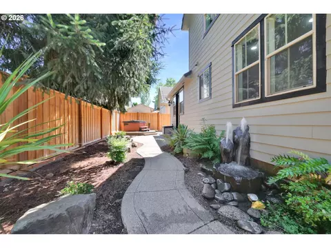 Exterior - 2183 Ashbury Dr, Eugene, OR 97408 photo 5 of 10