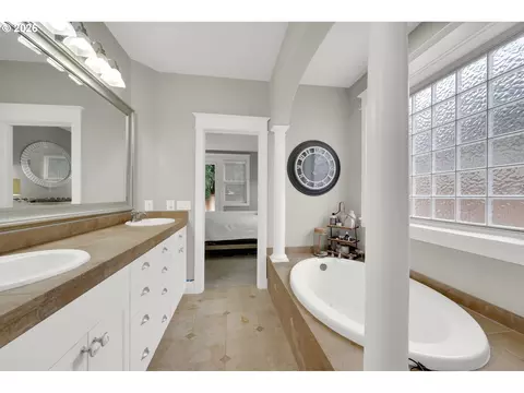 Bath - 2183 Ashbury Dr, Eugene, OR 97408 photo 1 of 3