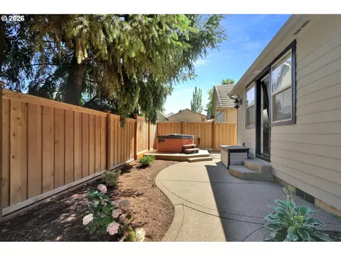 Exterior - 2183 Ashbury Dr, Eugene, OR 97408 photo 6 of 10