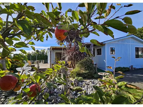97882 Marks Ln, Brookings, OR 97415