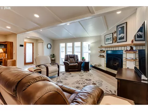 34681 Devonshire Dr, Eugene, OR 97405 photo 9