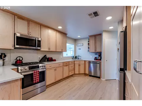34681 Devonshire Dr, Eugene, OR 97405 photo 13