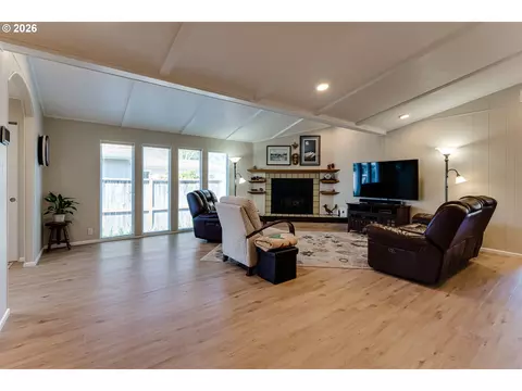 34681 Devonshire Dr, Eugene, OR 97405 photo 6