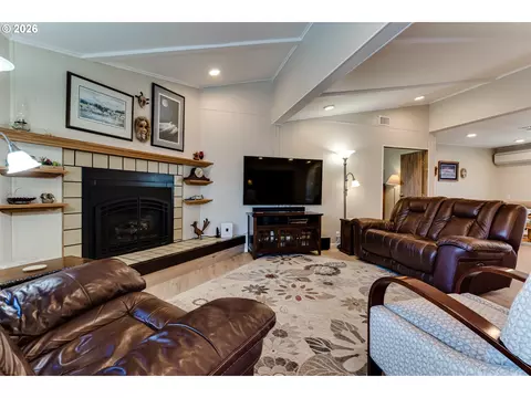 34681 Devonshire Dr, Eugene, OR 97405 photo 8