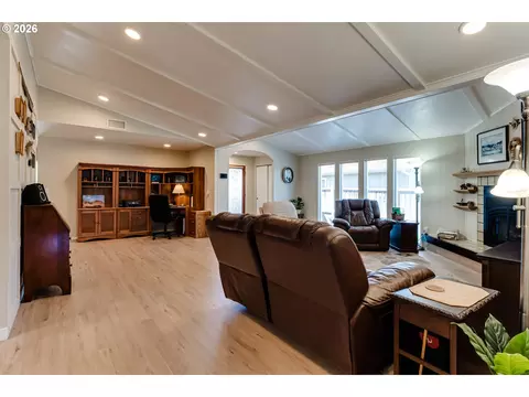 34681 Devonshire Dr, Eugene, OR 97405 photo 10