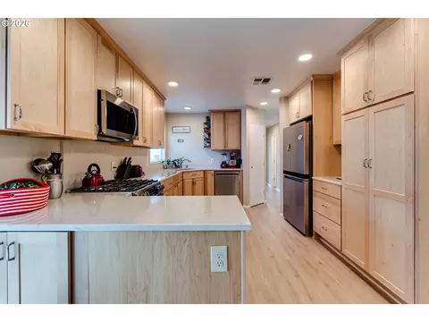 34681 Devonshire Dr, Eugene, OR 97405 photo 12