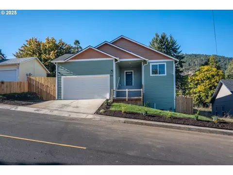 910 NE Leon Ave, Myrtle Creek, OR 97457