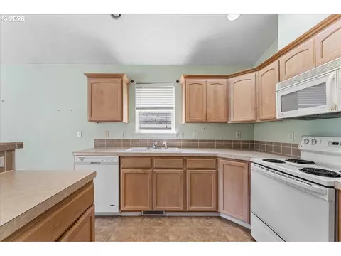 Kitchen - 38926 Haskins St, Sandy, OR 97055 photo 2 of 5