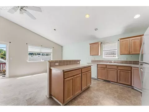 Kitchen - 38926 Haskins St, Sandy, OR 97055 photo 1 of 5