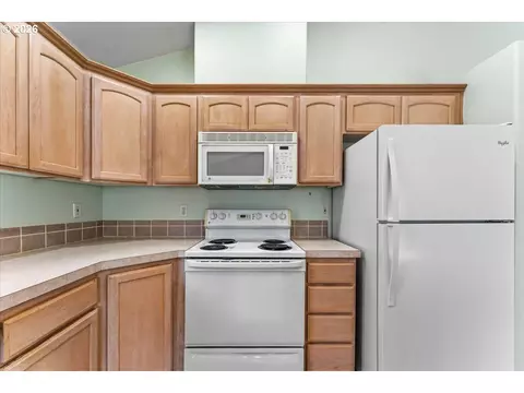 Kitchen - 38926 Haskins St, Sandy, OR 97055 photo 3 of 5