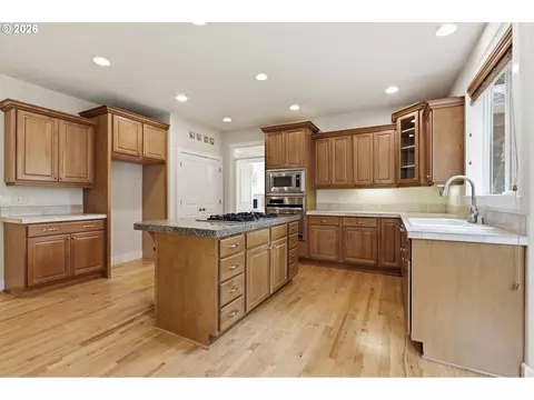Kitchen - 516 SE 200th Pl, Camas, WA 98607 photo 3 of 5