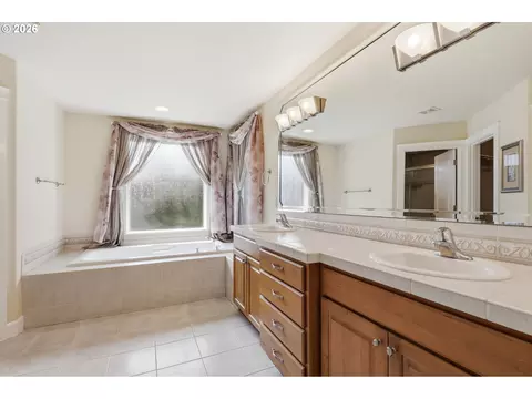 Bath - 516 SE 200th Pl, Camas, WA 98607 photo 1 of 4