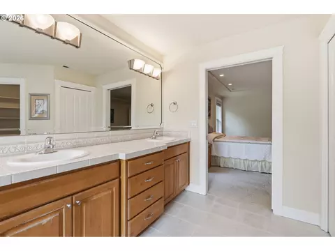 Bath - 516 SE 200th Pl, Camas, WA 98607 photo 2 of 4