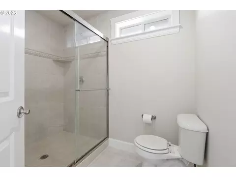 Bath - 516 SE 200th Pl, Camas, WA 98607 photo 3 of 4