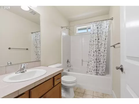 Bath - 516 SE 200th Pl, Camas, WA 98607 photo 4 of 4