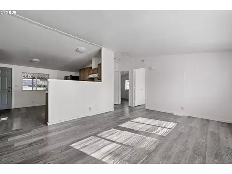 Living - 89 Shady Loop, Springfield, OR 97477 photo 1 of 4