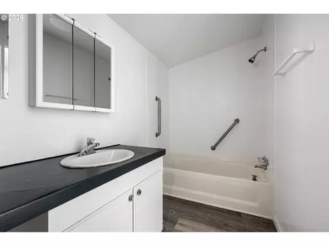 Bath - 89 Shady Loop, Springfield, OR 97477 photo 2 of 3