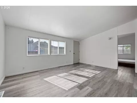Living - 89 Shady Loop, Springfield, OR 97477 photo 2 of 4