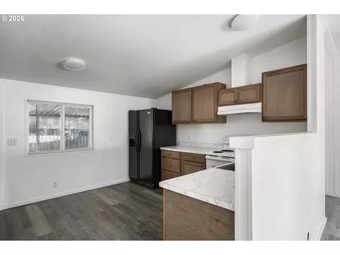 Kitchen - 89 Shady Loop, Springfield, OR 97477 photo 2 of 4
