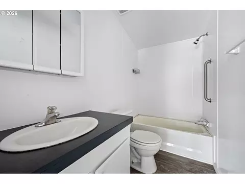 Bath - 89 Shady Loop, Springfield, OR 97477 photo 3 of 3