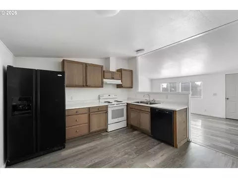 Kitchen - 89 Shady Loop, Springfield, OR 97477 photo 3 of 4