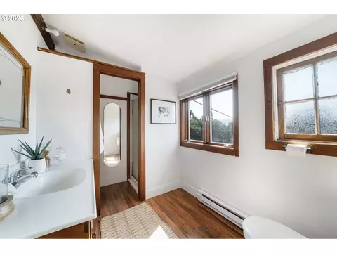 Bath - 2774 Potter St, Eugene, OR 97405 photo 3 of 5