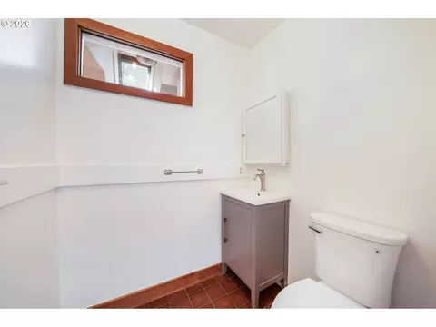 Bath - 2774 Potter St, Eugene, OR 97405 photo 4 of 5