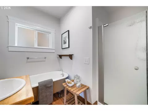 Bath - 2774 Potter St, Eugene, OR 97405 photo 2 of 5