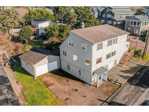 529 SW 32nd St, Lincoln City, OR 97367