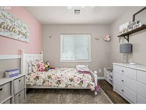 Bedroom - 1805 Enchantment Dr, Eugene, OR 97402 photo 5 of 8