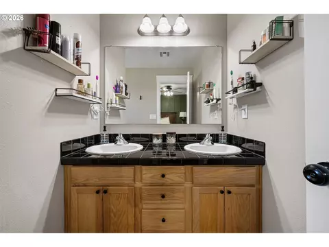 Bath - 1805 Enchantment Dr, Eugene, OR 97402 photo 5 of 5
