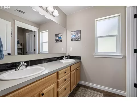 Bath - 1805 Enchantment Dr, Eugene, OR 97402 photo 2 of 5