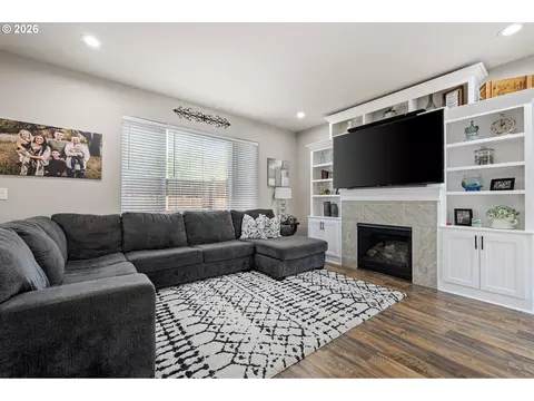Living - 1805 Enchantment Dr, Eugene, OR 97402 photo 2 of 4